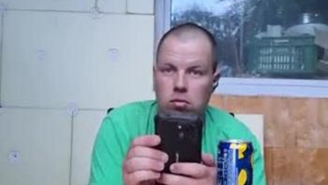 Csövestech Alex munkaként félkész házat őrzős, lájk kunyerálós, leves zabálós, naplopós élő adása