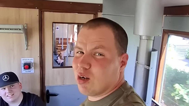 Koldustechnika boldog pillanata - Kisvasút Utazás két kérdéses tekintetű felszopóval