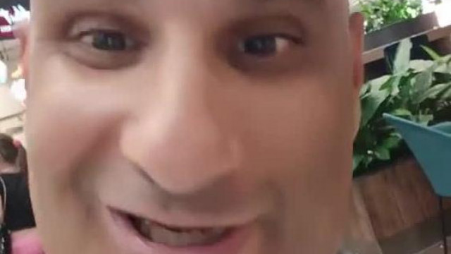 A fiatal srácok körül legyeskedő Baranyi Jo nem szereti a rendőröket, mert szerinte ok nélkül ellenőrzik őt
