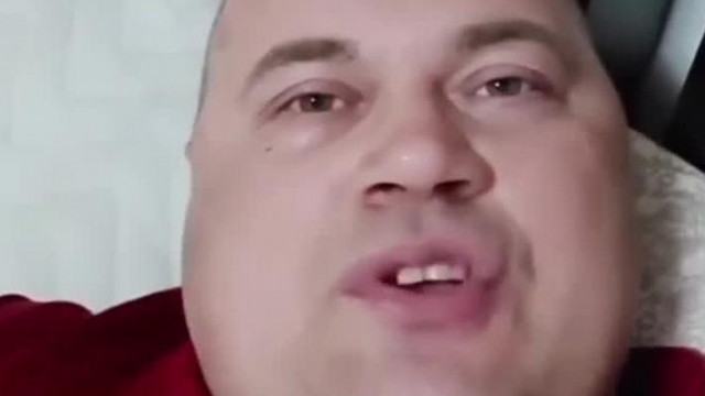 MC Szűz szétfolyt, fül nélküli, vízzel teli lufi fejjel meséli, hogy milyen filmet rendezne