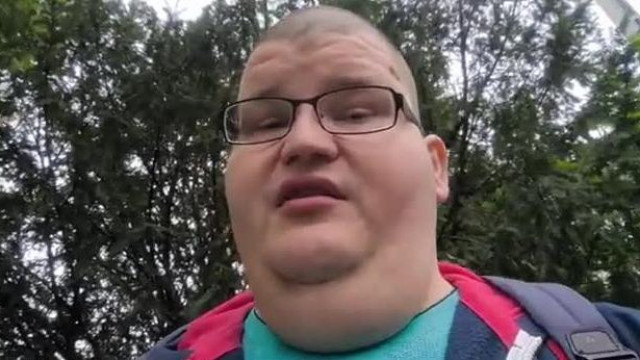 Nagylábujj fejű Molnár Babakoca legújabb depis utca vlogja