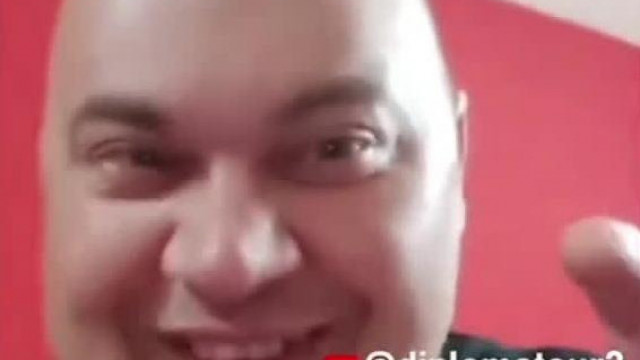 Fogyatékos szűz MC Ananászseggfejű azt hiszi a kilincsre, hogy análgolyó