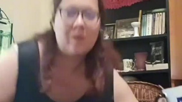 Bariadd munkakeresés helyett, visszafelé lejátszott videókkal bohóckodik otthon