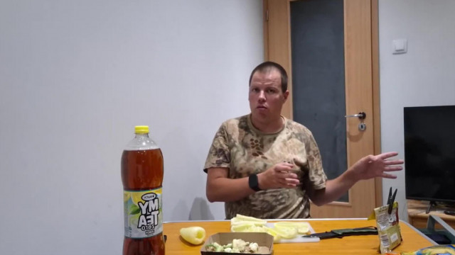 Koldustech Alex a trollszokkal hadakozik a chaten +már elköltötte az összes pénzét