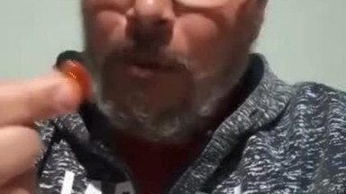 Vadász Gyula kutyatápot eszik mustárral ketchuppal