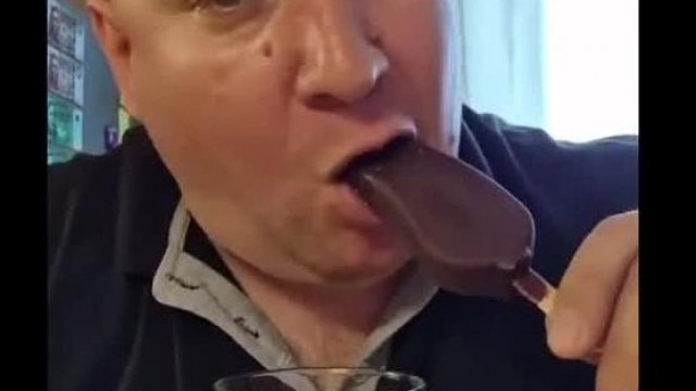 Subi malac moslékot készít
