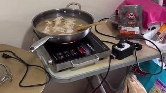 A Thai Koldus Sztív barna büdöslöttyben "főzeti" a "csirkepaprikàst" a fiúcsajával
