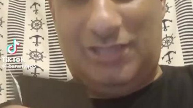 Baranyi Jo mostmár csak egy régi megjavíttatott telefont ad a srácnak