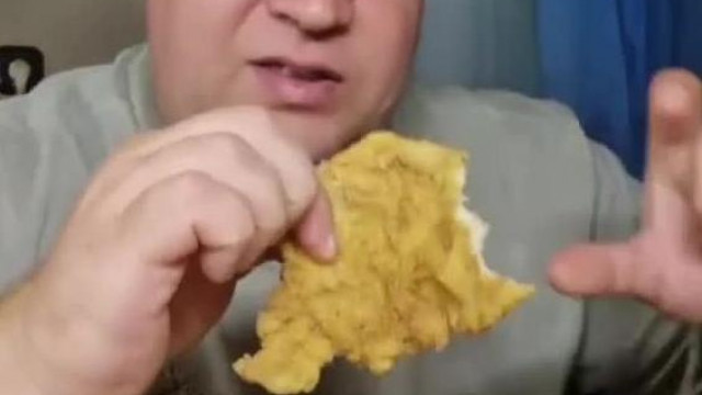 A fogatlan viziló Subiroli megállíptja, hogy nem sok amit eszik, csak 4 kicsi ràntotthús