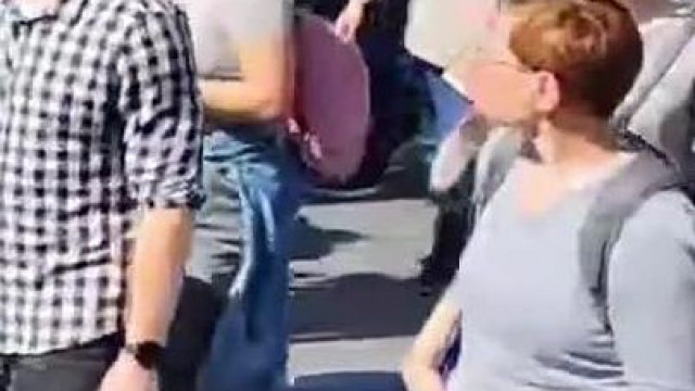Munkakerülő Kokker megtiltotta szüleinek, hogy eladják a családi házat, mert akkor nem tudna neten koldulni