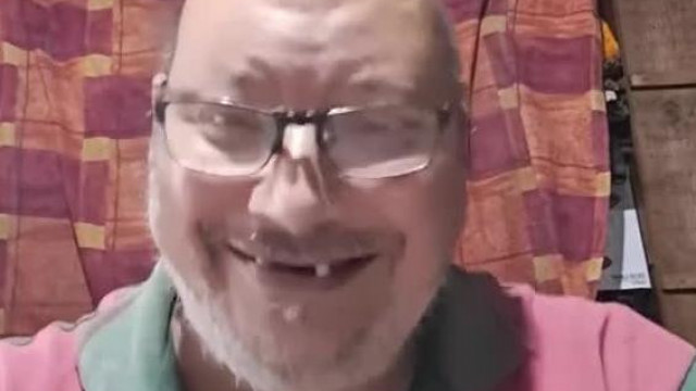 Ennyire hat meg egy nárcisztikus Pedofilt az, hogy bűncselekménnyel gyanúsítják - Vihogás, értetlenkedés