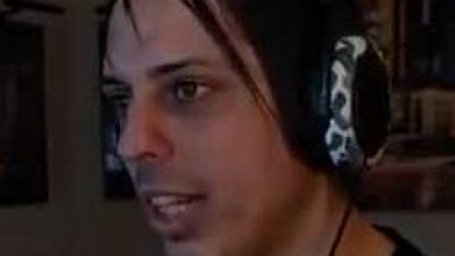 35 éves KlikkerTV a saját anyját húzza le, miközben ő "munkának" nevezett streamelést csinálja.