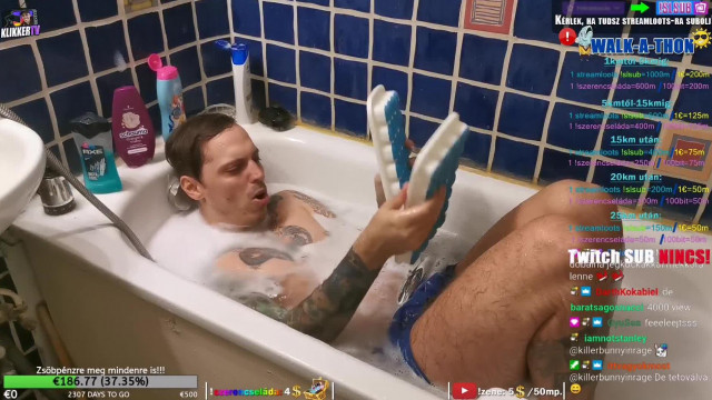 KoldusTV jégfűrdőt vesz mert az jót tesz a nyakának