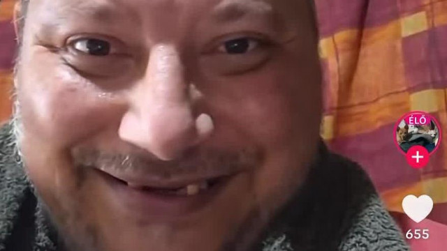 Vadász Gyula nagy kegyesen vett az össze koldult pénzből ételhordó dobozokat ami a lehúzós játékához kell