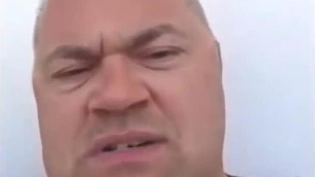 Ananàsznak befellegzett: Brutàlisan Gyűlölködik torz fejjel mert màr senki nem küld pènzt neki