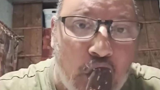 Munkakerülő Pedofil tojás jégkrémet zabál - 12-ből már 11-et bezabált