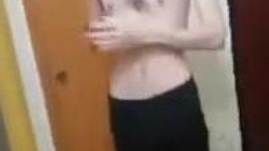 Tremmel félpucéran Sanyihoz látogat