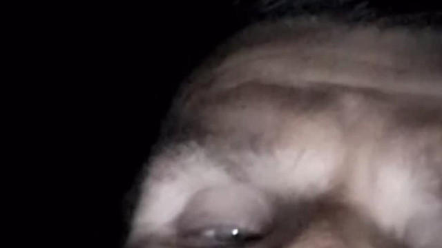 Kiskobold zsörtölődős, cigó fiatalokkal beszélgetős live részlet a kert végéből lopott wifi-vel a sötétben