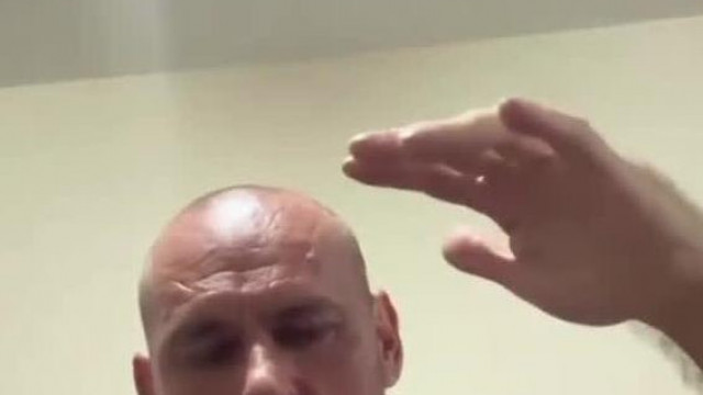 Az impotens GagyiSztív mesedélutánt tart a repesztőnek hívott farkáról, amikkel a lédibojokat rombolja