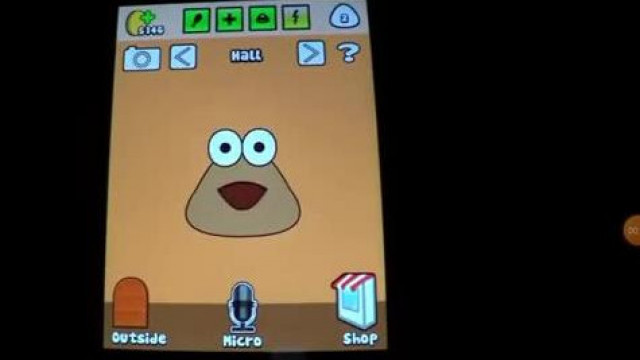 Retro Herbert Pou nevű játékkal játszik és beszélget ötéves gyerek módjára