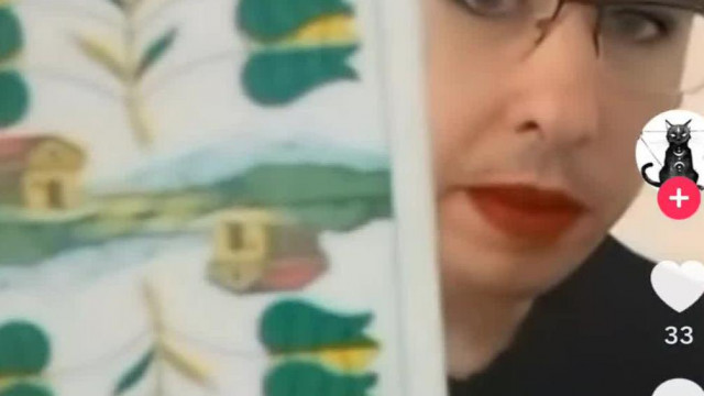 Aberrált Krumplifej Jenes ezúttal önmagát jósnőnek képzelve próbál humorizálni