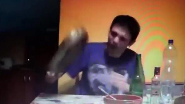 Hajas Herbert fejbe b@ssza magát egy serpenyővel, majd lebuzizza önmagát (retro videó)