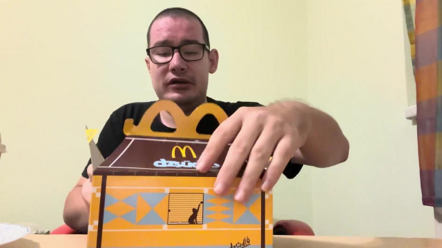 Gázpalack homlokú VKÁ nem tud kibontani egy mekis kaját ami nem is ízlik neki