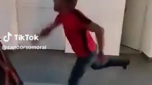 Kiskobold Sanyika kipróbálja magát a boxgépen