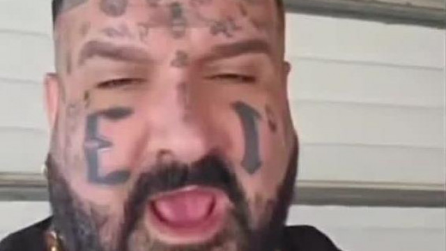 Rugós Brekeke tétből a saját fejéhez vág egy kínai piacos tájképet