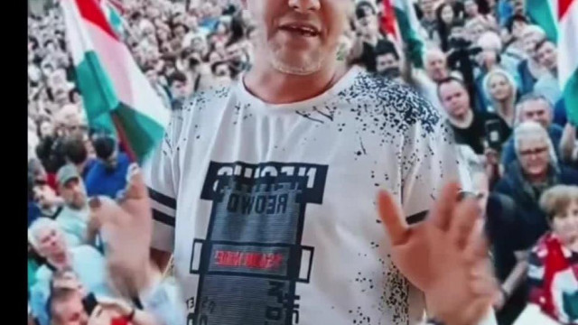 A magát mérvadó politikusra piáló Mobilsz elemzi a pártokat, majd közli, hogy a Tiszára fog szavazni