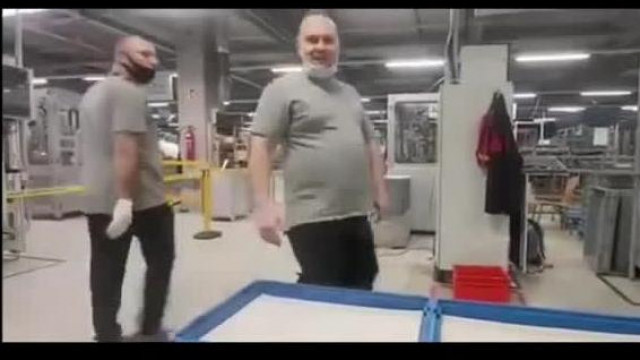 MC Spermaevő a munkahelyén kerüli a munkát