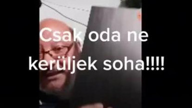 Tojás Gyuluska fekete mappával fenyegeti a trollszokat