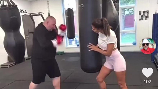 Subi Roli kicsit szúrkálgatja a boxzsákot