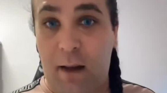 A Torz, Szőrös fèrfisegglyukakat imàdò Jampi brutàlisan gyűlölködik live közben