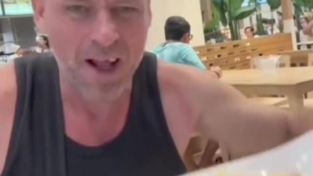 A Thai koldus èlet Legalja: Herezacskò fejű Sztív hazaviszi a sültkrumplit egy kajáldàbòl