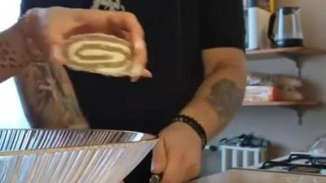 Subi Roli jobban szereti a keksztekercset mint Pantera picsáját nyalni