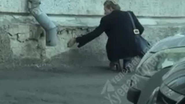 A templom evő Bartosnak sikerült egy hívet szereznie? - Random nő vakolatot eszik