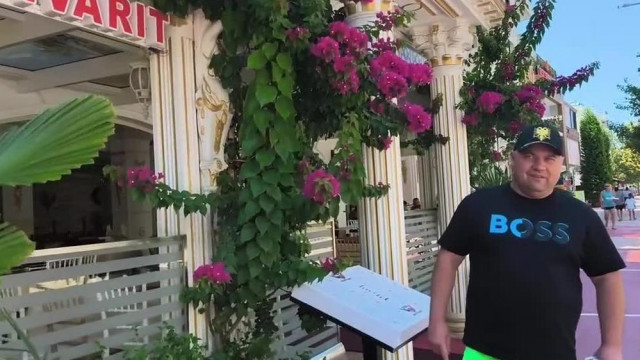 MC Szartartály bemutatja a legkomolyabb balkáni albán görög éttermeket, operatőr Poloska mama