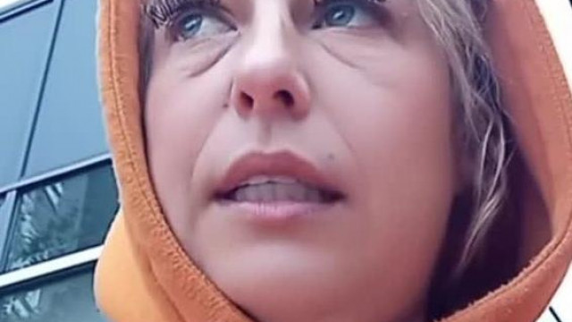 A Pofàtlan menekülő Brigittahò az Eiffel Torony melletti szàllasra koldulja a pènzt a Magyaroktòl
