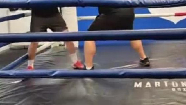 Vágásérett Subi Roli Rocky Balboa-t játszik a ringben, eközben egyetlen ütést gyakorol tízezerszer