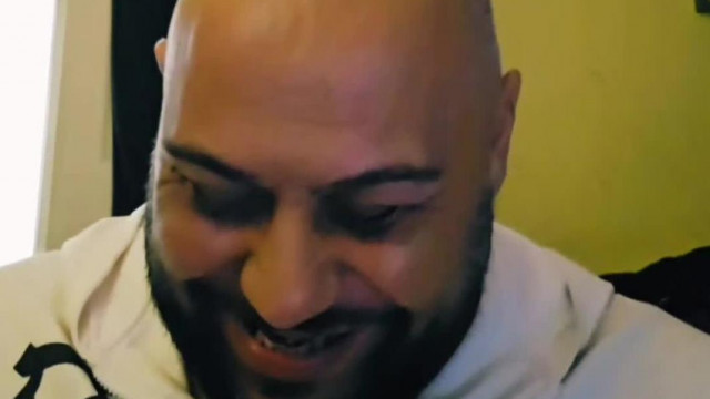 Busàk Lèghajòs Ali Yuszuf röhögve hallgatja MC Malacdàkò gyűlölködéseit Live közben