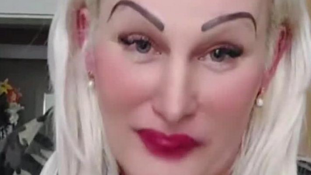 Publikus Szabika TikTok live-ban szopatást imitál, beoltja Dúró Dórát, majd lázat mér (2025-02-15)