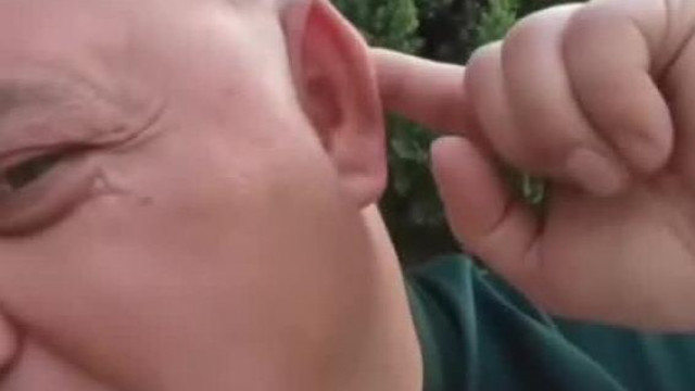 A Bèbiagyú Horror Sertès Pista megmutatja trolljainak, hogy neki van füle és foga