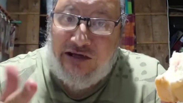 Gyerekvadász Gyula csámcsogva magyaráza, hogy ő miért "apa" (retro)