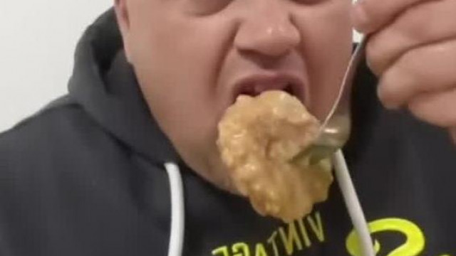 MC Mukbang: Pista egy gyomorforgatò, iszaplöttyben áztatott húsdarabot eszik