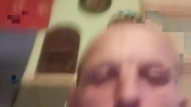 Macsó Tibi TikTok liveban keménykedik, baltával fenyegetőzik