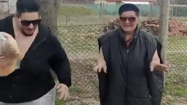 Rácz Gayza vicceskedni próbál fityma hajjal, kilós kenyérrel, és egy átkozós mamival