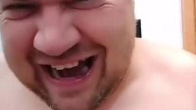 MC Büdöskényi úgy tépi le magáról a pólót meg a láncot, mintha ő lenne a magyar Hulk