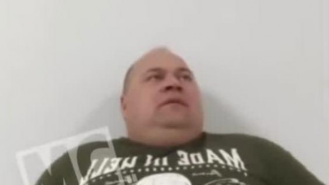 MC Őrült malac szájzárat kap, majd összenyalja a kezét, utána nyállal nedvesíti a seggét(!)