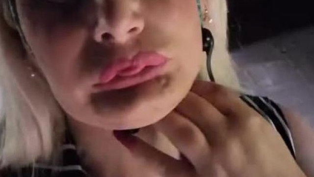 Egy másik jelenet Publikus Tranyó ikonikus, gumipókkal “akasztós” videójából - Szabika POV.